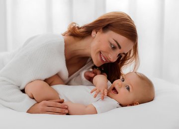 Mutter mit lachendem Baby Mutter mit lachendem Baby